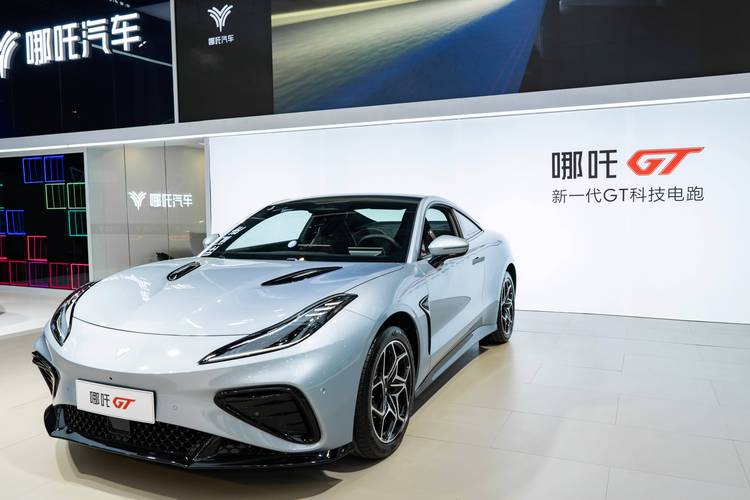 成都141哪吒汽车在智能汽车领域的表现，领途汽车在新能源汽车市场中的影响力